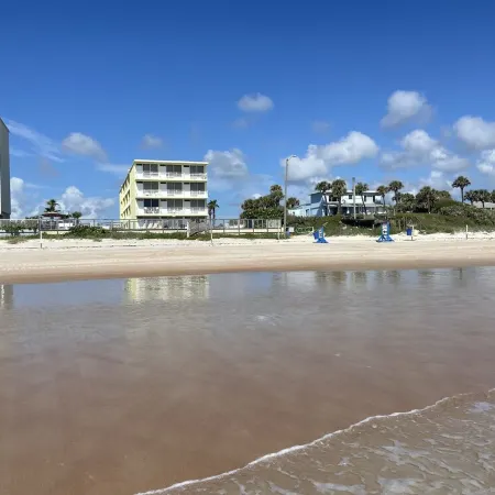 Oceanfront Studio - “also can’t get closer to the beach” View, comfy and clean!