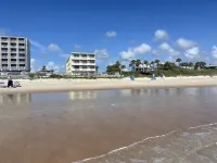 Oceanfront Studio - “also can’t get closer to the beach” View, comfy and clean!