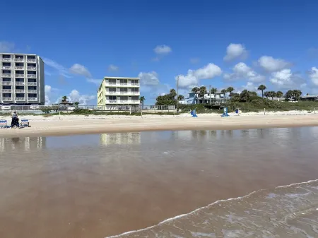 Oceanfront Studio - “also can’t get closer to the beach” View, comfy and clean! Отели в г. Ормонд Бич