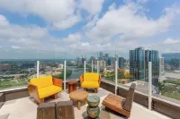 Luxury Condo w/ Lake View -Walk to Rainey & Lake, Pool, Gym, King Bed, Nespresso