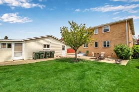 Quiet suburban home 10 minutes from airport/25 min from Niagara Falls