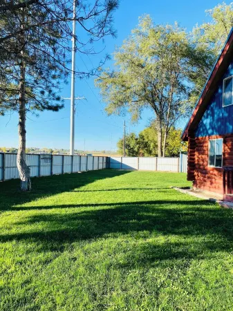 Stay at this super, cozy, country cabin in Caldwell, Idaho off of I84.