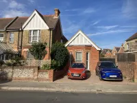 Self-contained annex close to town centre