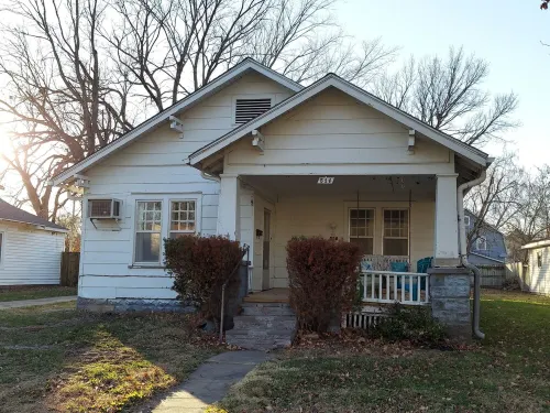 Renovated Bungalow with Cozy Gas Fireplace Hotels in Iola