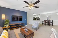 Free Parking Home Steps from Uga & DT, Pool + Gym. Gated, Pool and Gym