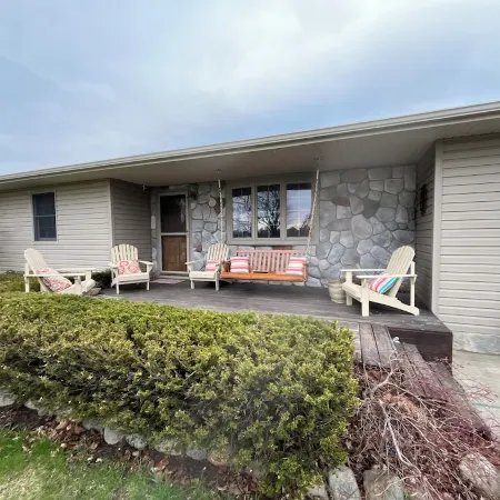 Spacious in-Town Family Home, Walk to Beach & Downtown, Quiet Retreat