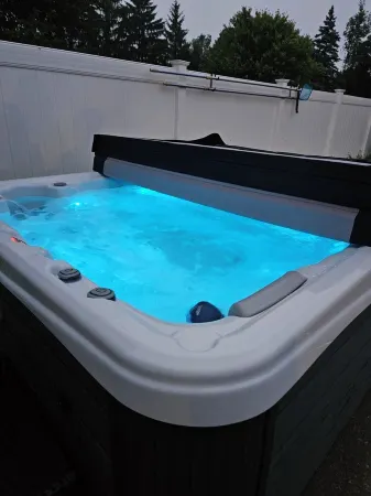 Relaxing Pool & Hot Tub House near RIT Inn Отели рядом с достопримечательностью «Технологический институт Рочестер»