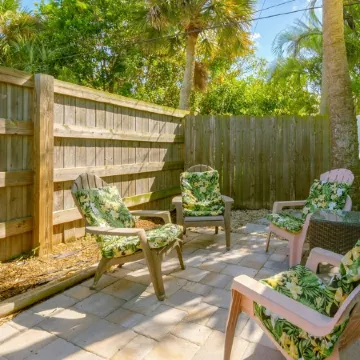 Beautiful downtown Melbourne Beach renovated apartment one block from the beach!