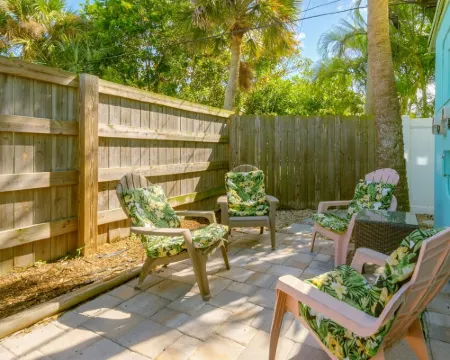 Beautiful downtown Melbourne Beach renovated apartment one block from the beach! 墨爾本海灘酒店