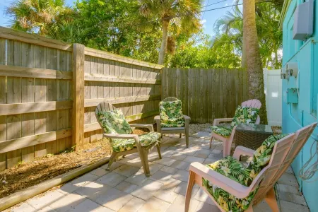 Beautiful downtown Melbourne Beach renovated apartment one block from the beach!