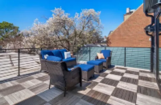 1/2 Block from King Street, 5★ Location ~ ♛King Bed ~ Free Parking