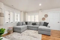 Luxury mountain oasis, hot tub & 15 mins to DT AVL, bring furry friends!