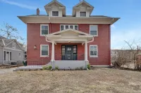 🍸🫒HUGE Luxurious 6BR+ Historic Gem by UNL Huskers: VRBO Lincoln NE - Pets OK