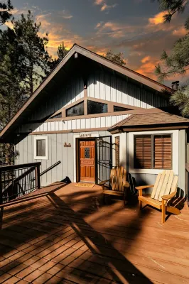 Hot tub, bbq, 2 fireplaces, 5 mins to slopes & lake