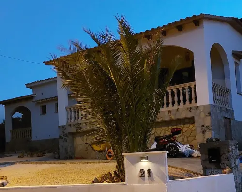 Villa on 2 beautiful bays with sandy beach, heated pool, ideal for. children