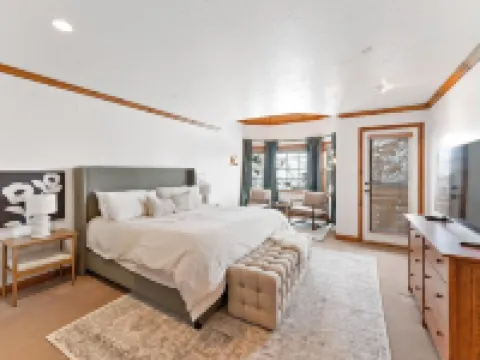 Luxe Chalet - Sleeps 15 ミッドウェイのホテル