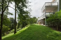 Royal Cottage Mountain Views, Deck & Close to Downtown AVL, Dog Friendly