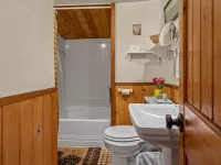 Romantic & private cabin on Rogue River, 1 hr from Crater Lake Hotels in Trail