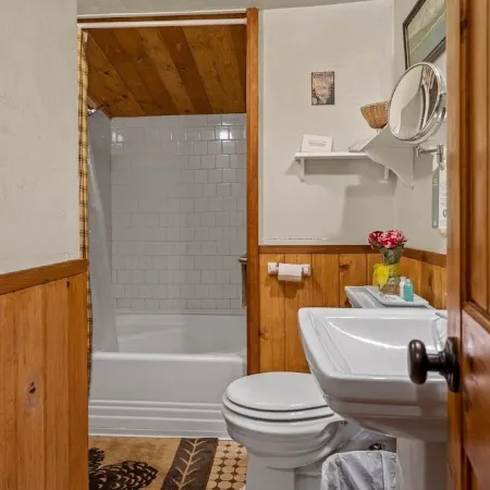 Romantic & private cabin on Rogue River, 1 hr from Crater Lake
