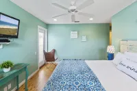 Village Walk 3 BR/2.5 Bath--Shared Heated Pool and Close to the Beach! Hotels near Fly It Port ' A