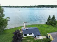 Cozy contemporary Lakefront Cottage