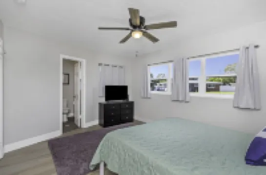 Spacious,Family Friendly 4Br Home, Enclosed Pool, Minutes 2 Beach!