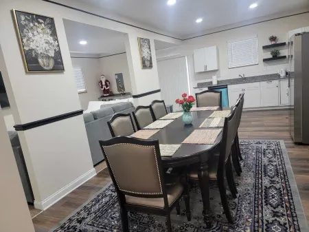 Beautiful 4 Bedroom Vacation Home in Columbus Ohio with Garage Parking