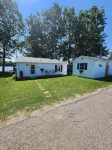 Quaint cozy cottage nestled on the quiet shores of Pigeon Lake in Howe