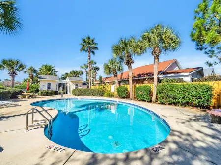 Destin Beach House. 1 Block  to Private Beach Access!! Bikes. Golf Cart Deals. Отели в г. Мирамар-Бич