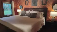 Picturesque Maine Cabin with Lake Access on 33 Acres