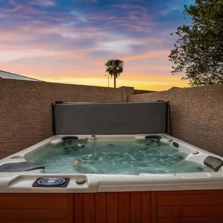 🏜🌵Good Vibes~Pool~ Hot-Tub~ GIG Wi-Fi ~Sleeps 9~Game Room ~BBQ🏜🌵