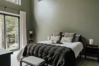 Modern Luxury 2-bedroom house in peaceful Haines Falls with AC, WiFi, Large TVs