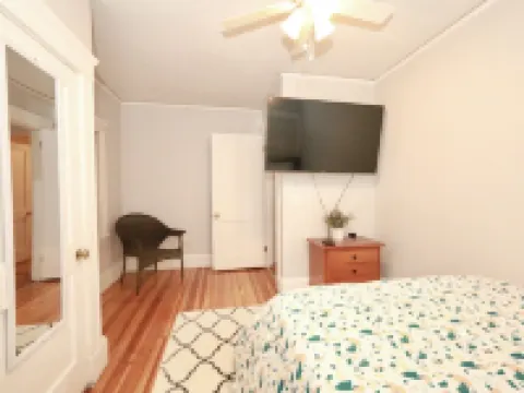 Entire House w/parking mins to Historical Boston Hoteles en Everett