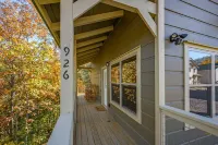 FLIPFLOP LODGE-KING BEDS-HOT TUB-HEATED  POOL-FASTWIFI-BBQ-GAMES-5MIN TO PARKWAY