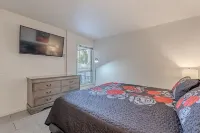 Chic Artsy Pad-Cold A/C-Old Town Entertainment Dist-Huge Heated Pool & Spa-Patio