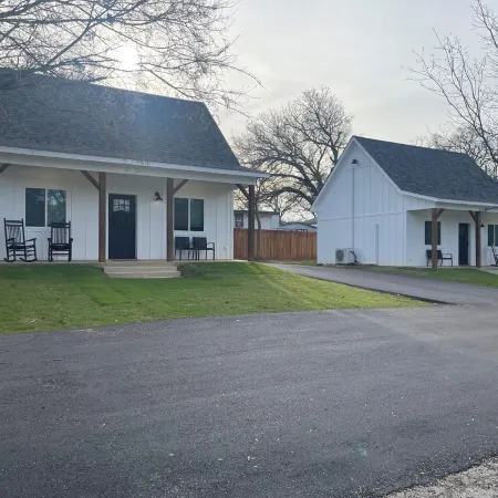 TWO PEAKS-South: New Cozy Cabin-Vaulted Wood Ceiling-Near Lake Texoma & Casinos.