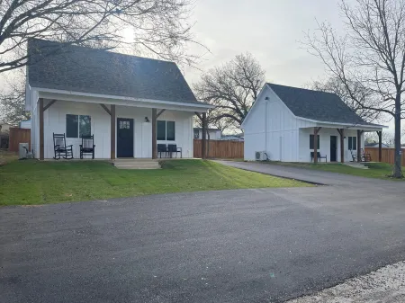 TWO PEAKS-South: New Cozy Cabin-Vaulted Wood Ceiling-Near Lake Texoma & Casinos.