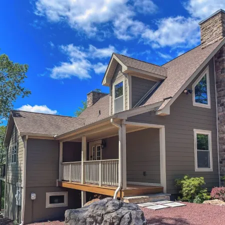 Boulderview Lodge, near JFBB with private mountain views, hot tub, and fireplace