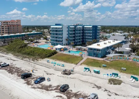 Oceanfront Views - Pvt Beach Area & Heated Pool - Easy Walk to Restaurants, Etc. Отели рядом с достопримечательностью «Marine Discovery Center»