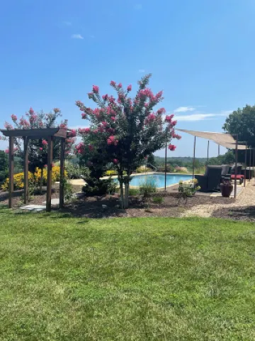 HIDDEN GEM BARN STUDIO WITH A VIEW near Monticello, wineries, with pool