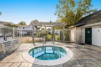Mallard Lakes Waterfront Beach Condo in Fenwick Island with Two Pools