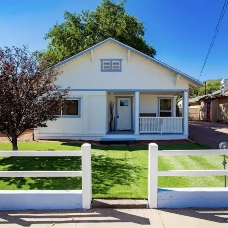 Cozy Home in Old Town on Main St 2BED-2BA Steps away from wine & food!