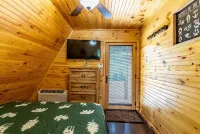 Dream Maker Cabin w/Hot Tub - Sleeps 6