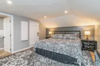 6 Bedroom 4 Bathroom 1870 Farmhouse. Right next to Great Wolf & Hollywood Casino Hotels near Fairwinds Farm