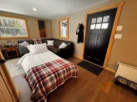 Cozy 2-bedroom cottage with WiFi, AC, and Hot Tub on 10 acres.