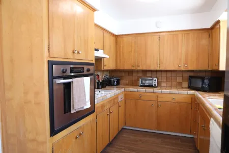 Sleeps 20!  Near Bulldog Stadium! Отели рядом с достопримечательностью «Oh Wow Nickel Arcade»