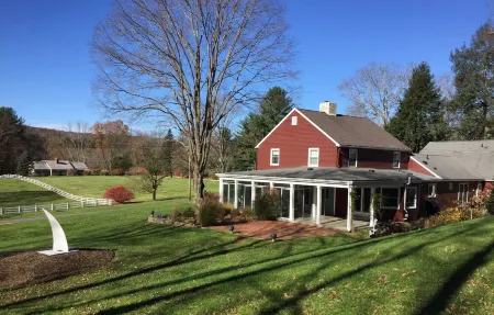 Large, Sunny 4 Bedroom Home Sleeps 8 and 1 minute to Five Fabulous Restaurants