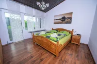 Exclusive vacation home with conservatory, sauna and wallbox Konrad Zuse Platz 주변 호텔
