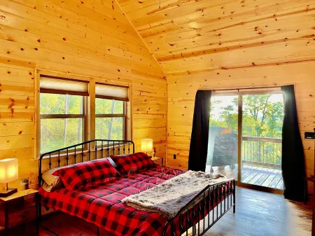 Amazing Mountain Views at the 2-Story Highland Hideaway