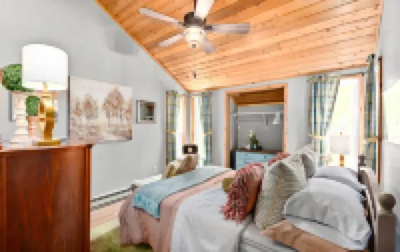 Cedar Loft at The Woods-Vintage Chic Cabin Retreat with Amenities Access